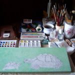 su uno sfondo verde acceso creato incrociando decine di mani, piccolo tratteggio, di tempera all'uovo, due tartarughe si fronteggiano, una è decisamente un cucciolo