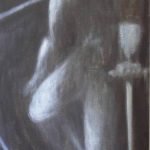 un soldato stremato dopo la battaglia si appoggia sulla sua spada, ombra chiara che emerge dal fondo scuro